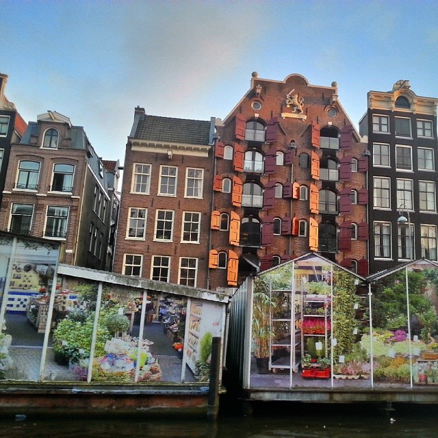 Bloemenmarkt, Amsterdamin kelluva kukkatori kanaalilta katsottuna