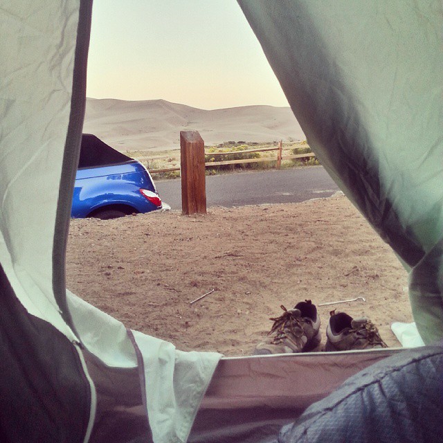 Aamulla teltasta herätessä pystyi ensimmäiseksi ihailemaan aamunkajossa hailakan lilaksi värjäytyneitä hiekkadyynejä.