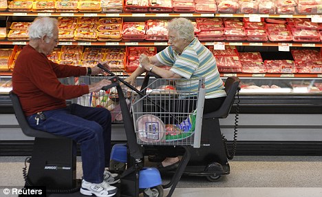 Miten muuten Walmartissa sitten voi liikkua kuin kävellen? Tällaisilla sähkökäyttöisillä ostoskärryillä. Georgiassa näitä näkyi usein käytössä, ja vaikka joskus käyttäjät olivat huonosti liikkuvia vanhuksia, niin useammin käyttäjä oli lihava keski-ikäinen, ja harmillisen usein ruokakorin sisältö näytti ruokkivan ongelmaa.
