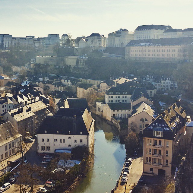 Viime viikonloppu oli Luxemburgissa poikkeuksellisen aurinkoinen. Tänään sää on palannut normaaliksi, ja jäätävä hernerokkasumu ympäröi kaupungin.