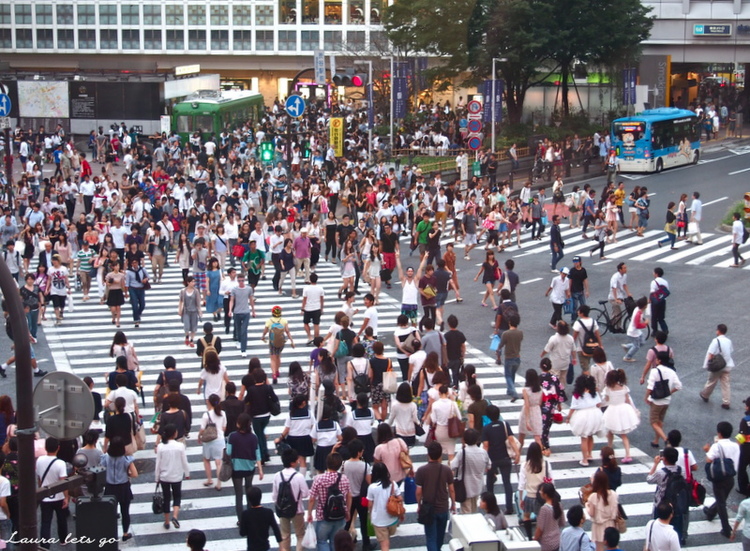 Japani: väkeä kuin pipoa. [Kuva: Laura Rumbin]