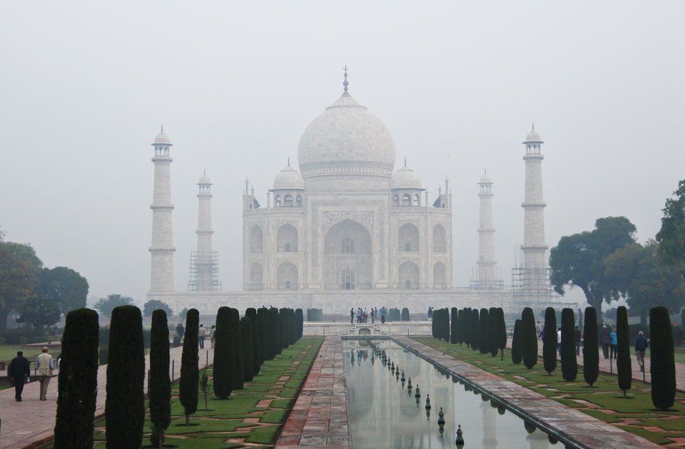 Taannoin Finnair mainosti edestakaisia lentoja Intiaan hintaan 249 euroa. Halusin kovasti lähteä matkaan, mutta en löytänyt matkaseuraa enkä uskaltanut lähteä yksin. Kuva Ikilomalla-blogista, jossa lisää juttua Taj Mahalista.